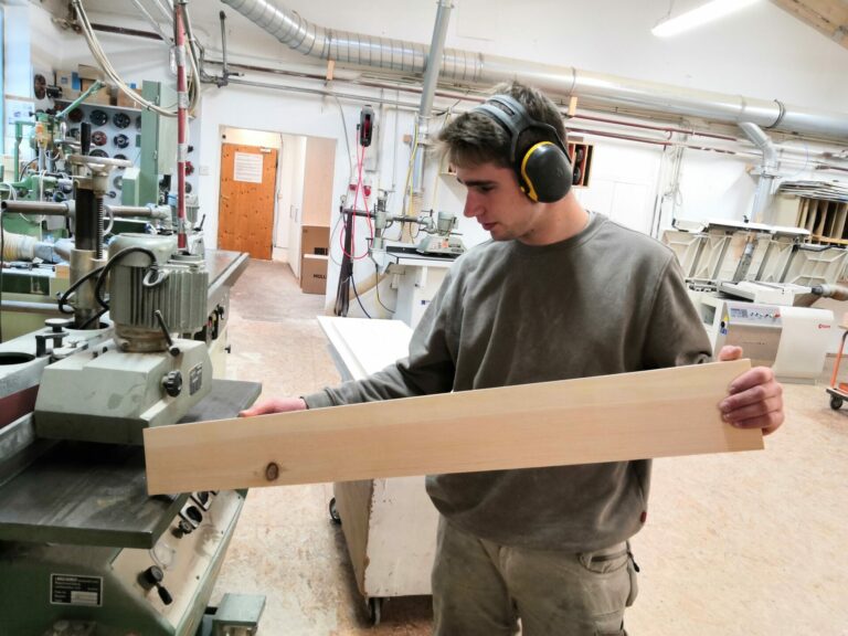 Tischlerei Neulinger - Mitarbeiter in der Werkstatt