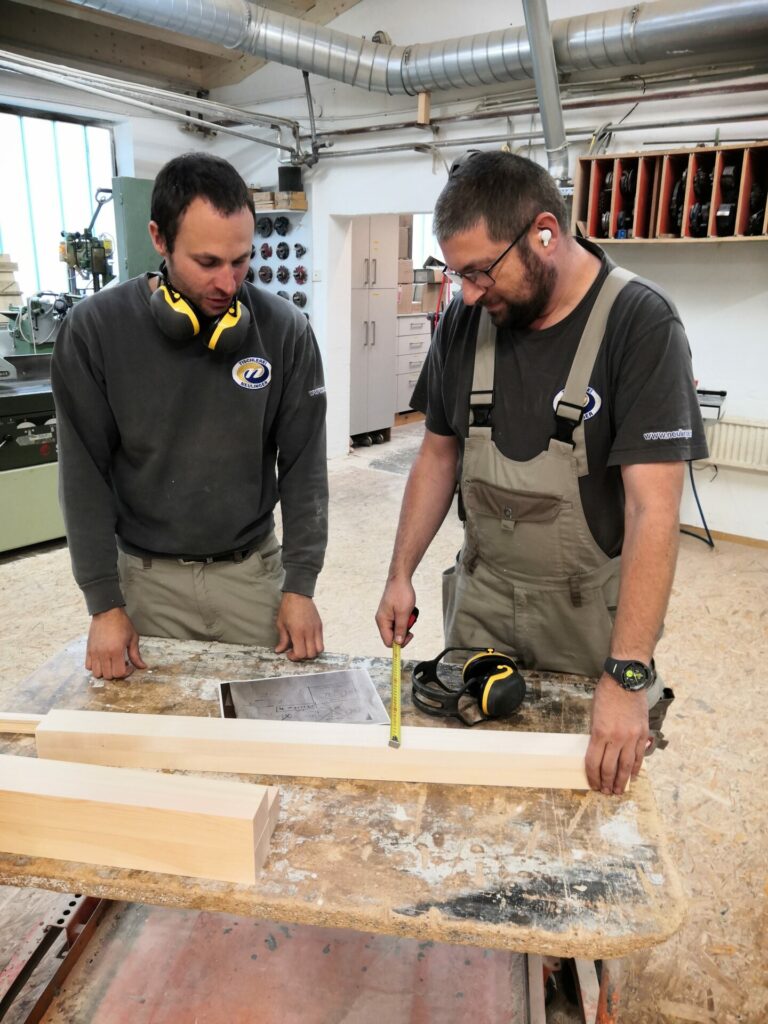 Tischlerei Neulinger - Mitarbeiter in der Werkstatt